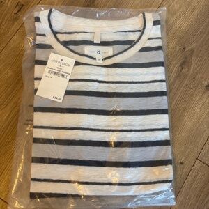 Size Medium short sleeve shirt Lou & Grey